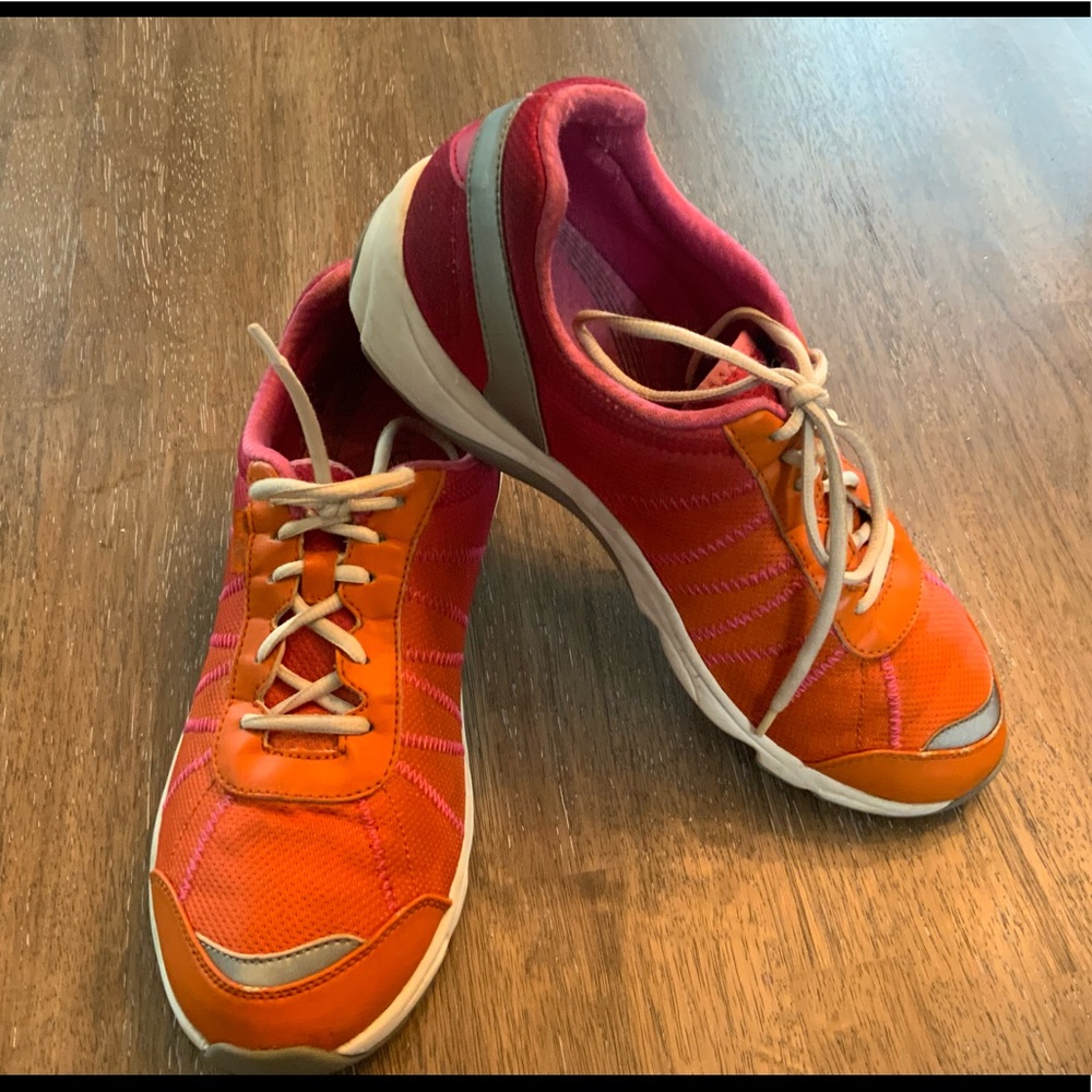 Vionic Alliance Walking Shoe